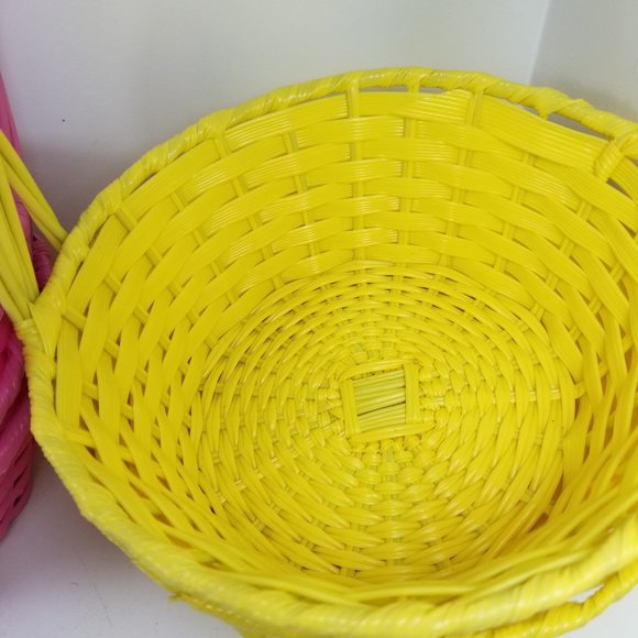 Set of 9 ester Basket's plastic and wire 6" bottom, 8 1/4" upper rim 12.5" Heigh - Picture 5 of 13